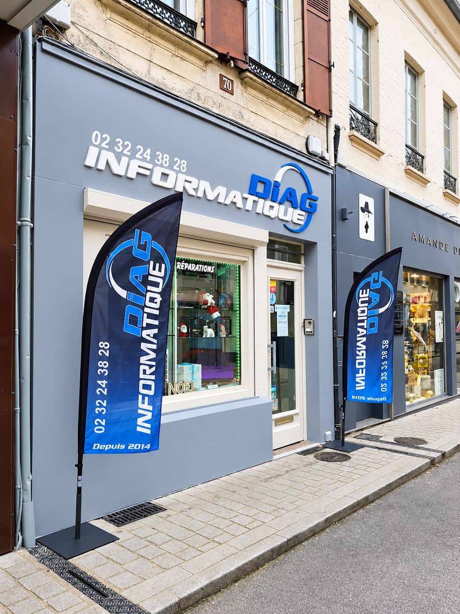Entrée de la boutique DIAG Informatique avec ses drapeaux, rue Joséphine à Évreux